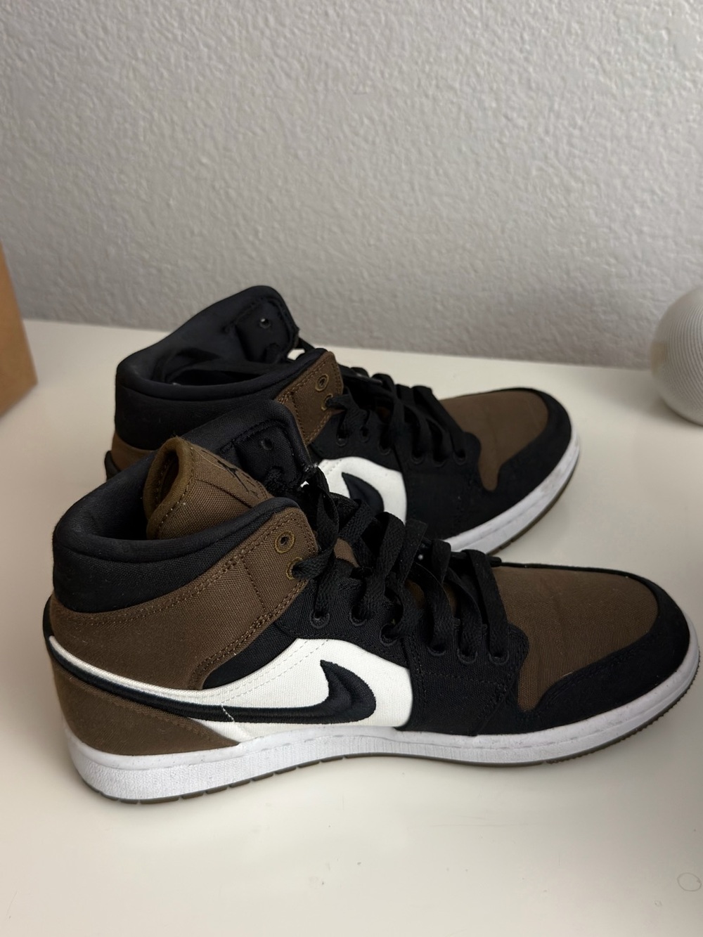 Air Jordan 1 Mid SE “Olive Toe” / Light Olive